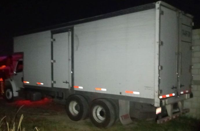 PGJE asegura en Santa Cruz Tlaxcala un tractocamión con reporte de robo y un inmueble